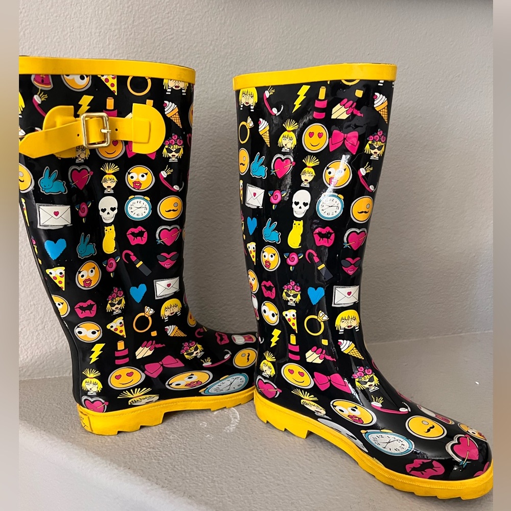 Betsey Johnson drizzle emoji rain boots. Brand new size 6